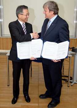 Fukushima prefecture’s vice governor Fumio Murata (left) and Fraunhofer ISE’s director professor Eicke R. Weber after signing the memorandum of understanding. Fraunhofer ISE