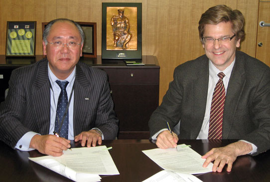 Vitec's VP semiconductor sales Akira Sasaki and GaN Systems' CEO Jim Witham. 
