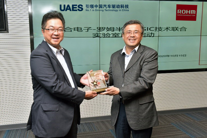 UAES’ deputy general manager Guo Xiaolu (right) and ROHM Semiconductor (Shanghai) Co Ltd’s chairman Raita Fujimura (left) exchange gifts at the opening ceremony. 