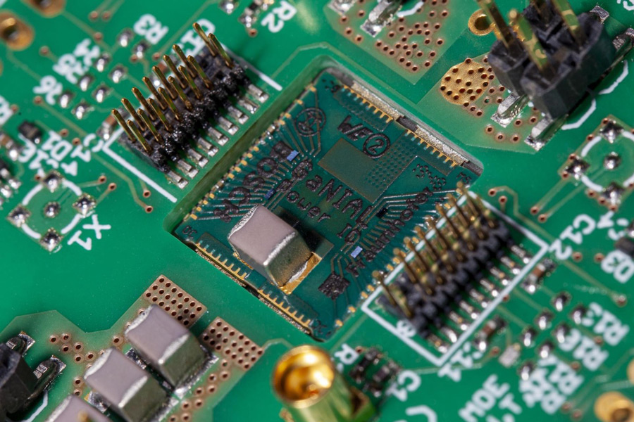 PCB-embedded GaN-on-Si half-bridge circuit including gate and DC link capacitors. 