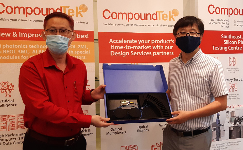 CompoundTek’s COO KS Ang (left) and NTU professor Wang (right) with a prototype of the packaged tunable laser. 