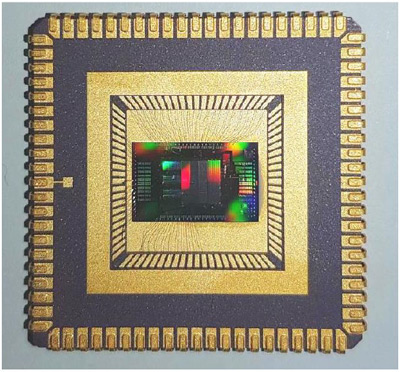 MICLEDI’s micro-LED devices are first to offer integrated micro-lenses for pixel-level beam shaping. The micro-LED display die is in a JLCC84 package for ease of customer testing and characterization.