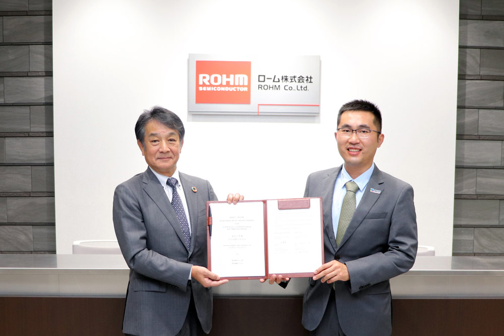 BASiC’s general manager Weiwei He (right) and ROHM’s president & CEO Isao Matsumoto (left) at the signing ceremony. 