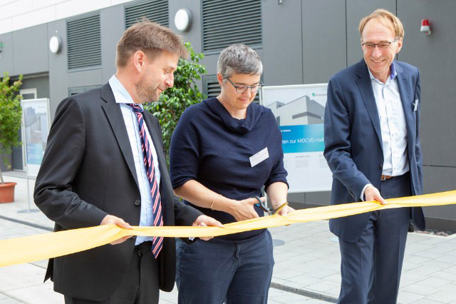 Picture: Fraunhofer IAF’s new research buildings were officially inaugurated on 30 June with a ceremonial ribbon-cutting by executive director professor Rüdiger Quay, Freiburg’s mayor for construction professor Martin Haag, and managing director of Freiburg Wirtschaft Touristik Messe (FWTM) Hanna Böhme. 