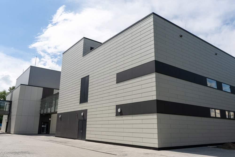 Picture: Fraunhofer IAF has expanded its research infrastructure for semiconductor technologies with a new MOCVD hall (front) and a new laboratory building (back). 