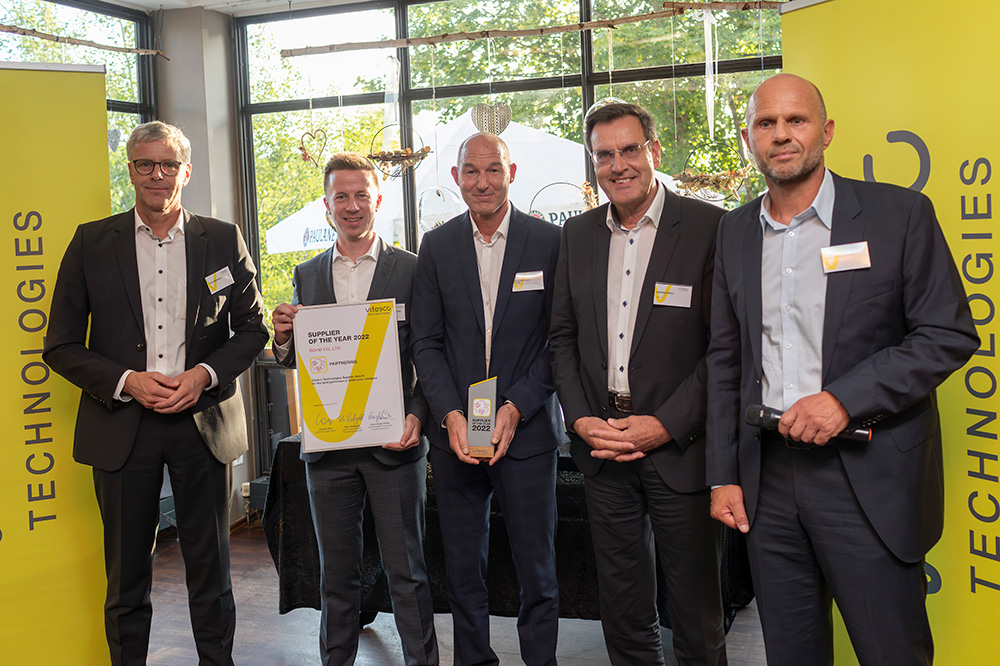 ROHM’s automotive sales director Heiko Metzger (middle) and global key account manager Sebastian Rodemeyer (second from left) receive the 2022 Supplier of the Year Award from Peter Reidegeld (left), head of purchasing & supplier quality management at Vitesco, Vitesco’s CEO Andreas Wolf (second from right) and Hans-Jürgen Hauck (right), head of purchasing & supplier quality management of Vitesco’s Electrification Solutions Division.