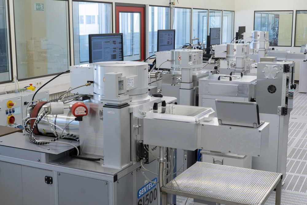 As part of the APECS pilot line, the dry etching technology area in the Fraunhofer IAF cleanroom for 6” wafers is being expanded. (photo © Fraunhofer IAF). 