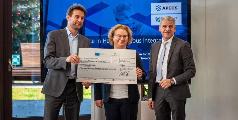 State Secretary Dr Patrick Rapp, Ministry of Economic Affairs, Labour and Tourism, hands over the symbolic cheque for €4.35m to Dr Patricie Merkert and professor Rüdiger Quay of Fraunhofer IAF. (photo © Fraunhofer IAF). 