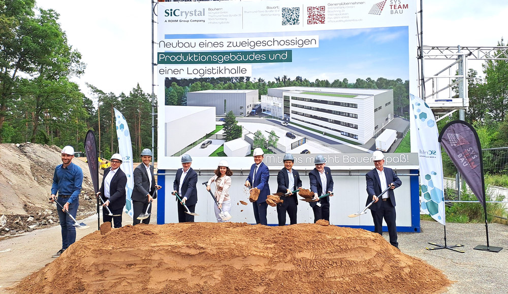 Groundbreaking ceremony for new the building. From left: Jürgen Voit and Daniel Polzin (Systeambau), Volker Petersik and Dr Robert Eckstein (SiCrystal), Dr Andrea Heilmaier (Economic Officer), Mayor Marcus König, Takashi Shimane and Dr Erwin Schmitt (SiCrystal), and Harald Lötsch (Systeambau).