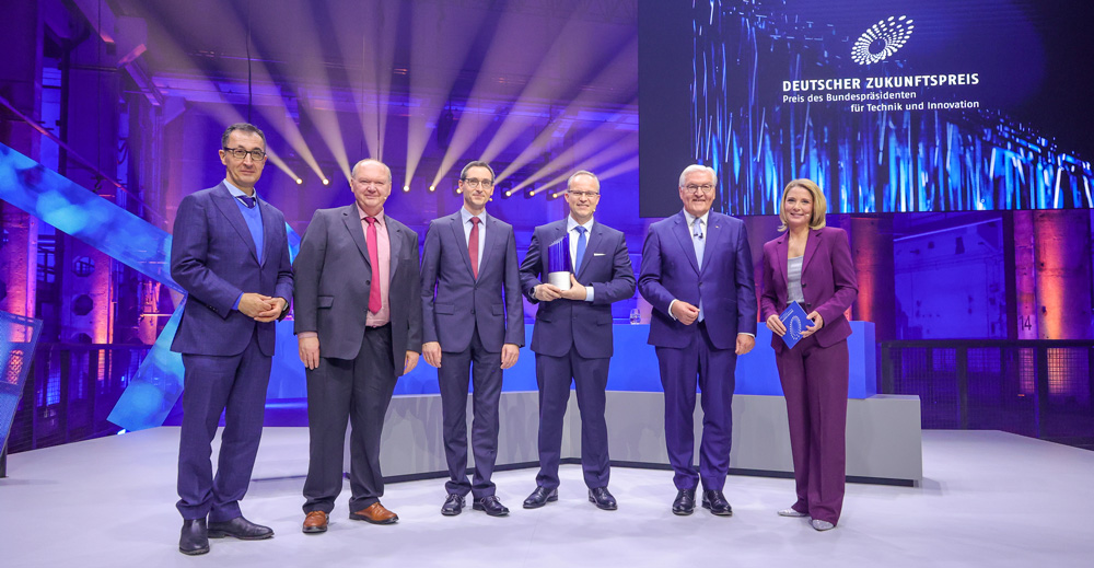 Dr Norwin von Mal (center), Stefan Grötsch (third from right) and Dr Hermann Oppermann (second from left) with Federal President Frank-Walter Steinmeier (second from right), Federal Minister for Education and Research Cem Özdemir (left) and moderator Yve Fehring (right).