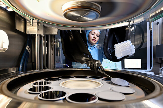 Postdoctoral researcher Akanksha Kapoor works with 4-inch wafers in a reactor at TU/e. Photo: Bart van Overbeeke. 