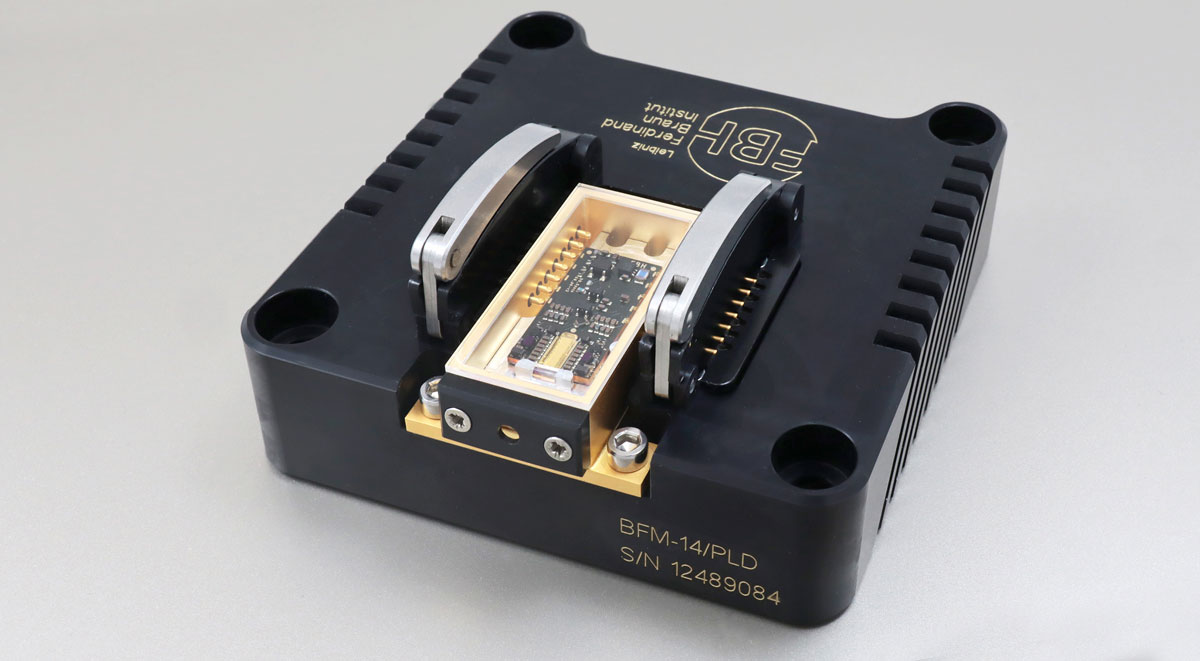 Plug-and-play solution for LiDAR applications featuring a wavelength-stabilized, high-power nanosecond-pulse diode laser, seamlessly integrated with a high-current driver in a compact butterfly housing (© FBH/P. Immerz).