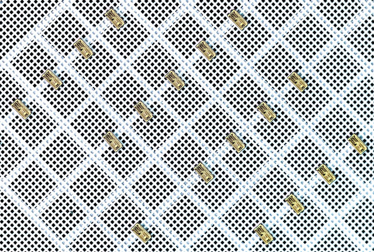 The broadband distributed amplifier chip achieves a gain of 11 ± 2dB between 4GHz and 420GHz. The image shows the previous generation of the amplifier (courtesy of Fraunhofer IAF). 